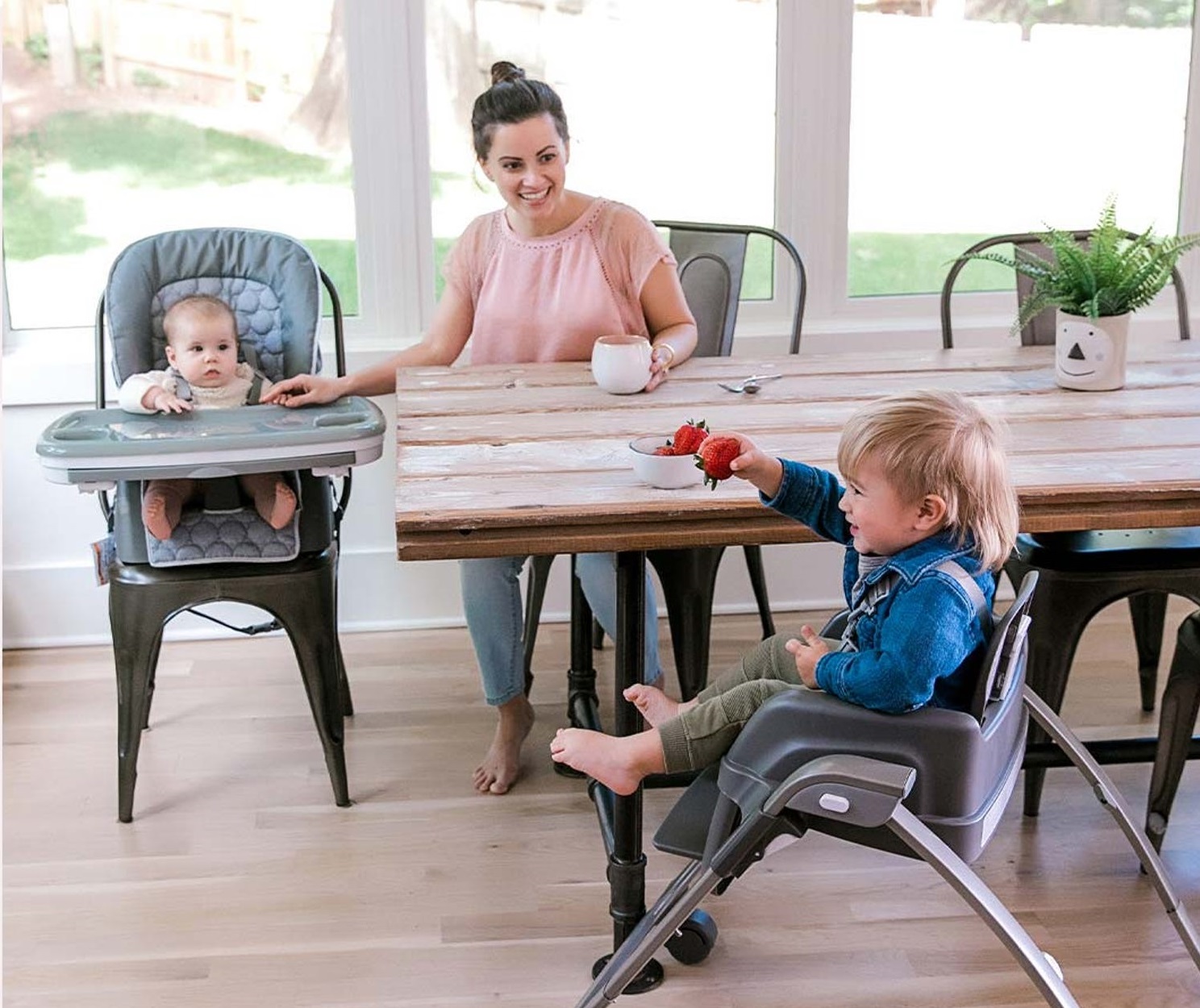 مزایای استفاده از صندلی غذای کودک این است که نشستن کودک روی صندلی خودش و غذاخوردن در کنار پدر و مادر، حس نزدیکی و آرامش به او می‌دهد.