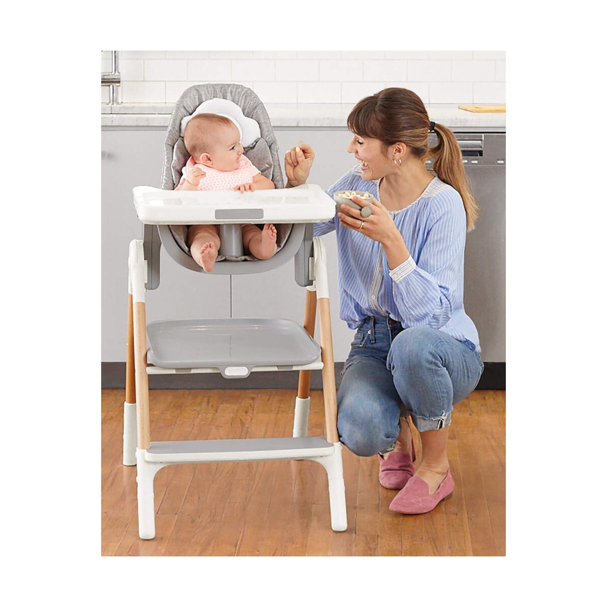 مزایای استفاده از صندلی غذای کودک این است که نشستن کودک روی صندلی خودش و غذاخوردن در کنار پدر و مادر، حس نزدیکی و آرامش به او می‌دهد.