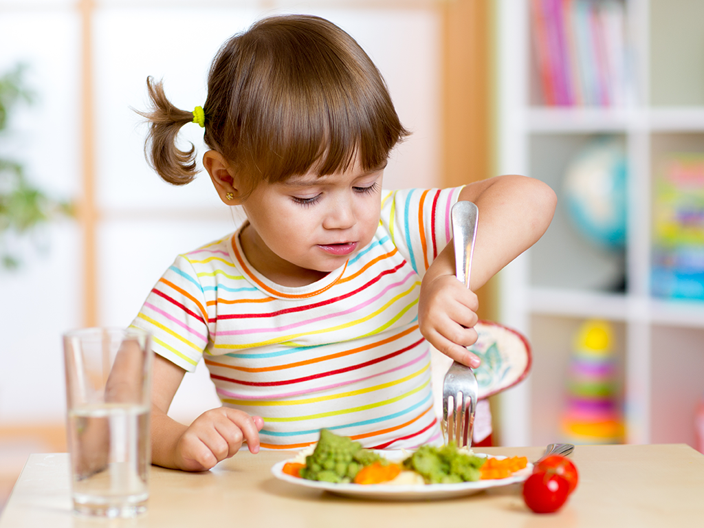 آموزش غذا خوردن به کودک